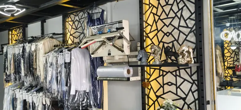 Mağazada askılı, poşetli teslime hazır kıyafetler